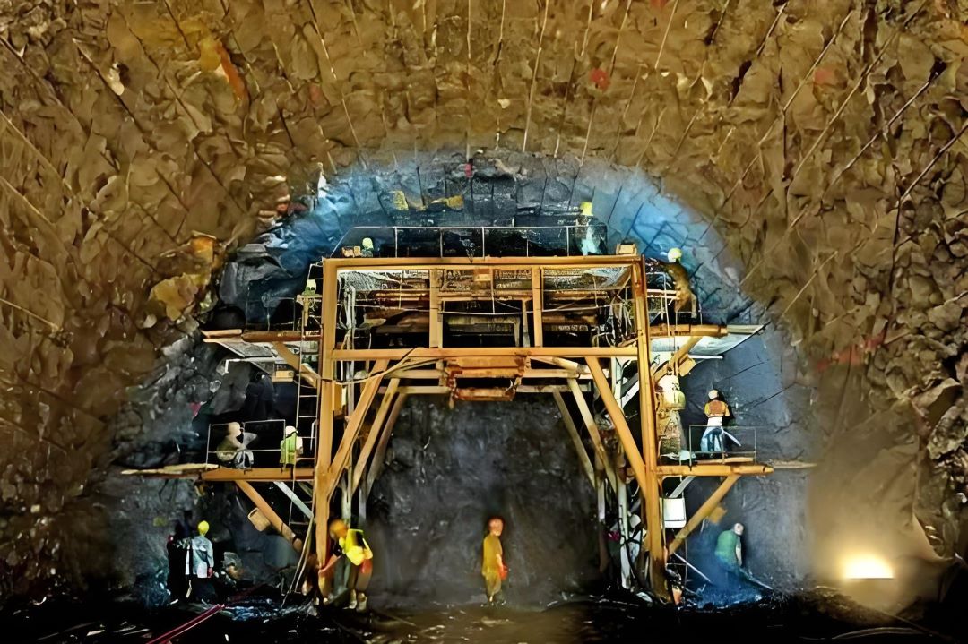 What machine is used to dig tunnels? Heavy machinery commonly used in tunnel excavation